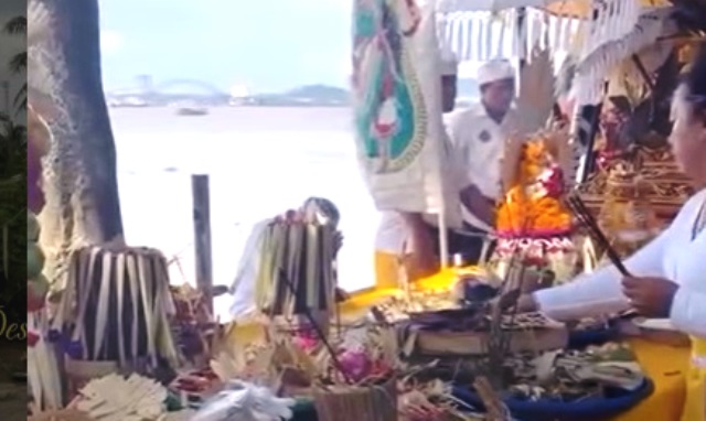 Upacara Melasti Umat Hindu di Tepian Sungai Mahakam