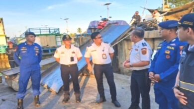 Kapal Penumpang di Pelabuhan Sungai Kunjang