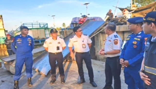 Kapal Penumpang di Pelabuhan Sungai Kunjang