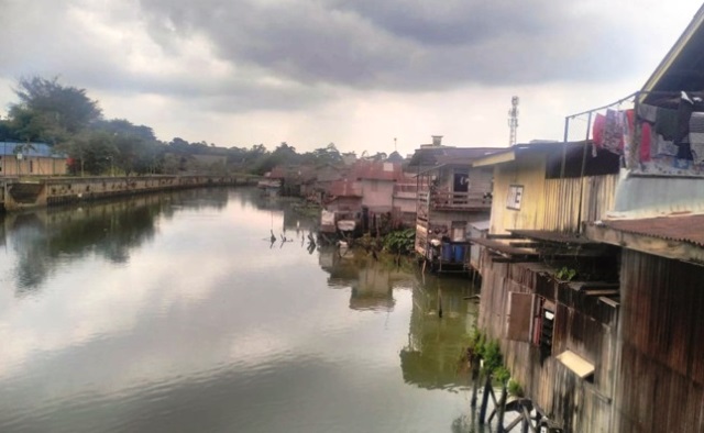 bantaran Sungai Karang Mumus