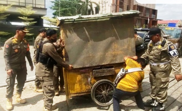 Satpol PP Samarinda terbitkan di Jalan Lambung Mangkurat