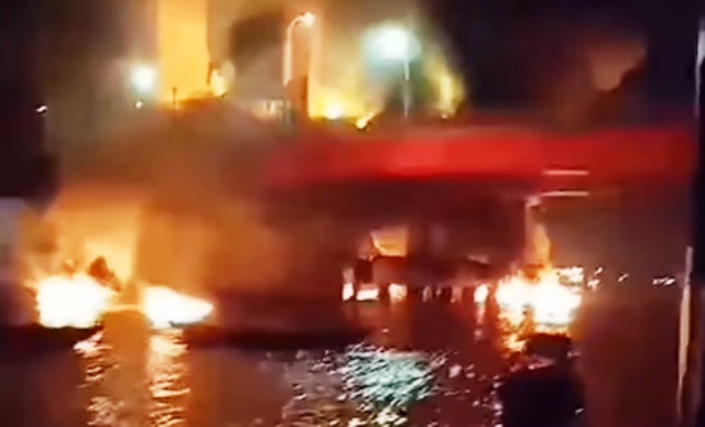 kapal jukung terbakar di Sungai Musi