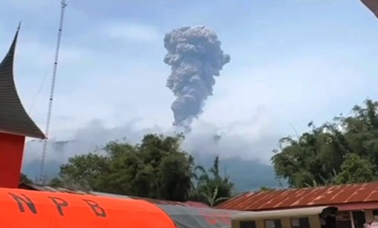 Gunung Marapi meletus