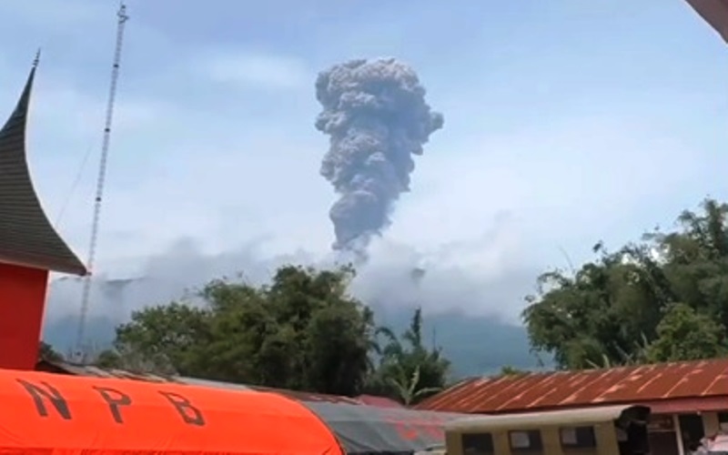 Gunung Marapi meletus