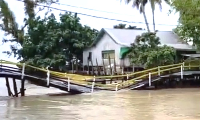 Jembatan Desa Teluk Sumbang Berau Ambruk