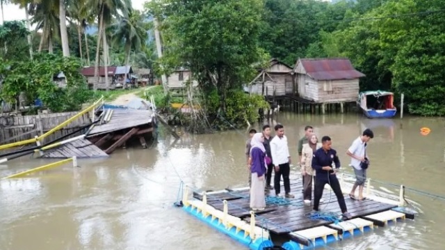 jembatan teluk sumbang rusak