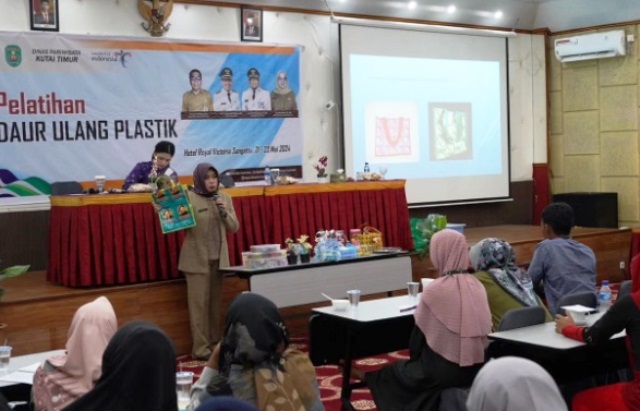 Pelatihan Daur Ulang Plastik dan Fruit Carving