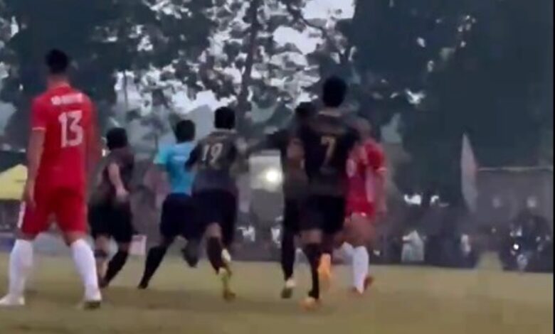 turnamen sepakbola ricuh