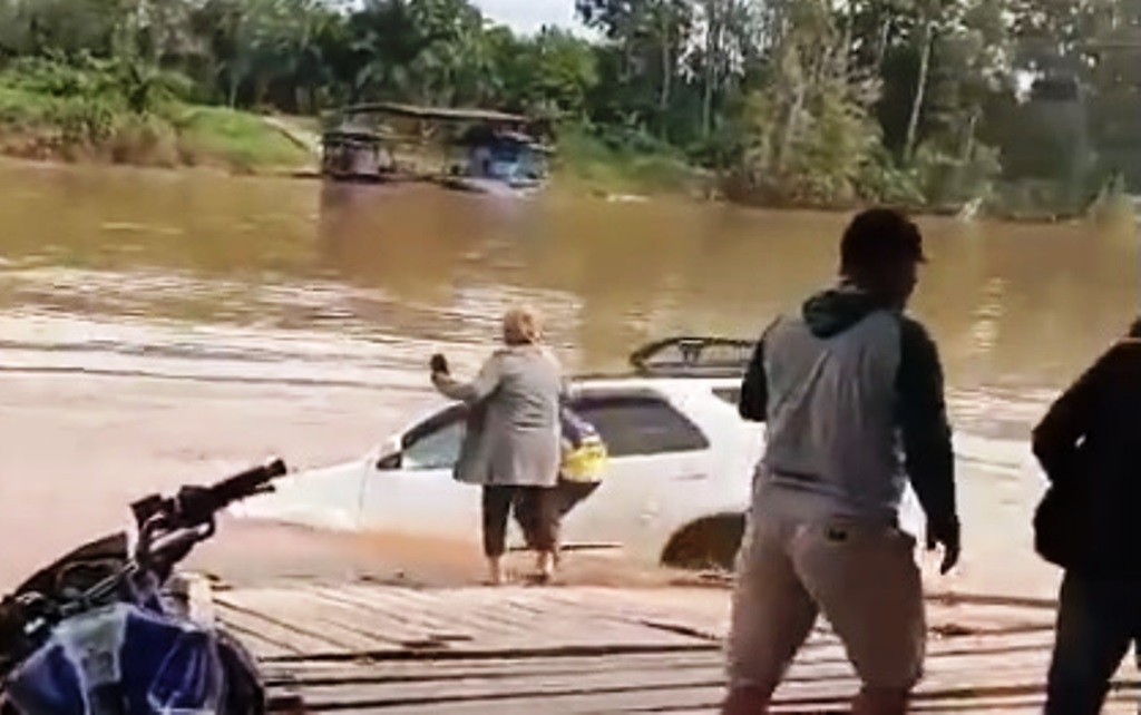 mobil kapolsek tercebur ke sungai