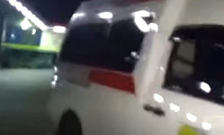 sopir ambulans turunkan jenazah