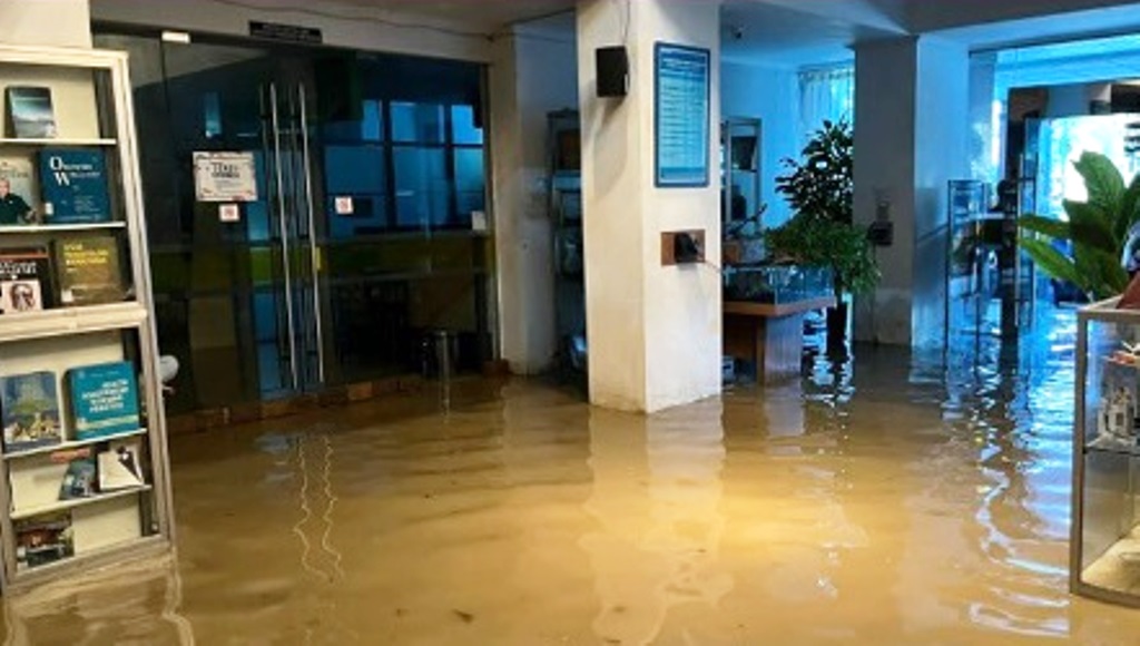 kantor perpustakaan kaltim terendam banjir