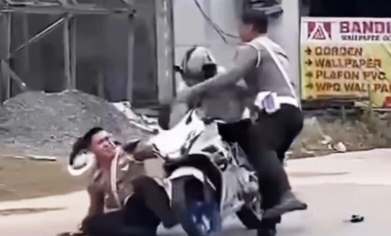 Pengendara Motor Tabrak Polisi