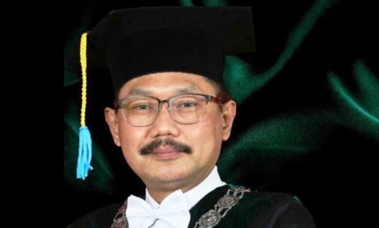 Dekan FK Unair Prof. Budi Santoso