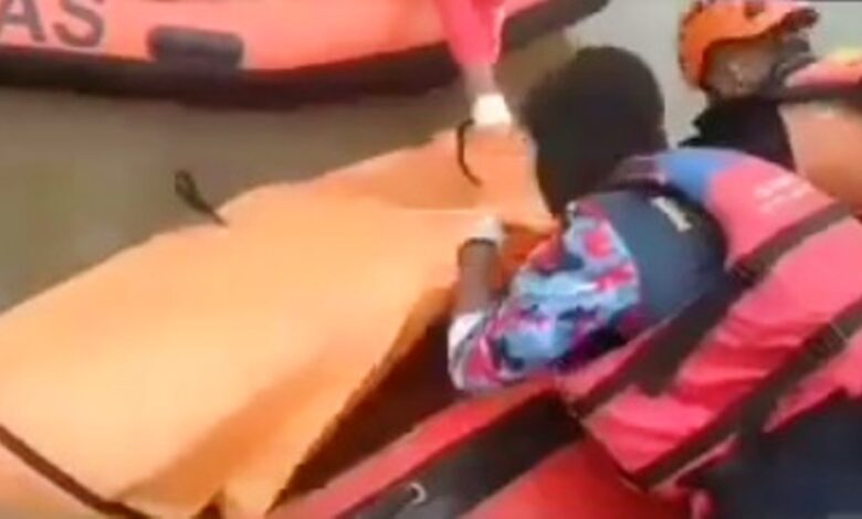 evakuasi korban laka kapal