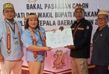 Pasangan Bakal Calon Bupati dan Wakil Bupati Mahakam Ulu, Novita Bulan-Artya Fathra Martin, resmi mendaftar sebagai peserta Pilkada Mahulu 2024, Rabu 28 Agustus 2024. (Foto: Ist)