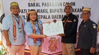 Pasangan Bakal Calon Bupati dan Wakil Bupati Mahakam Ulu, Novita Bulan-Artya Fathra Martin, resmi mendaftar sebagai peserta Pilkada Mahulu 2024, Rabu 28 Agustus 2024. (Foto: Ist)