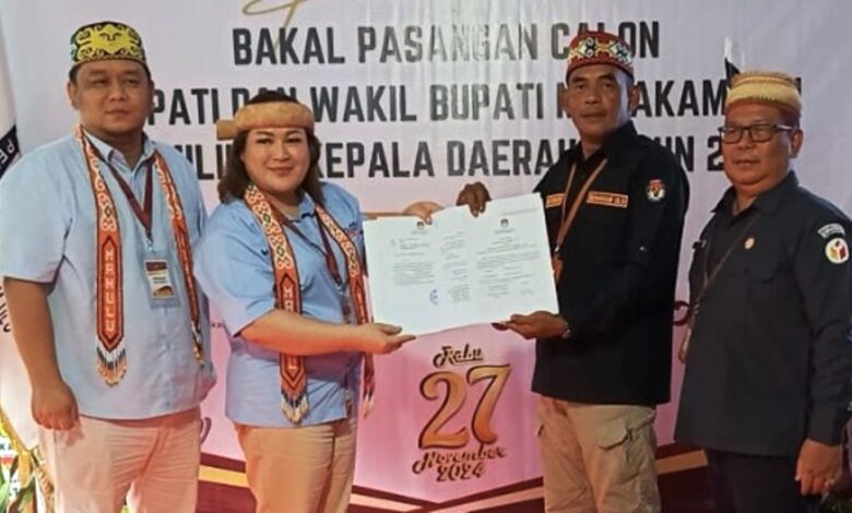 Pasangan Bakal Calon Bupati dan Wakil Bupati Mahakam Ulu, Novita Bulan-Artya Fathra Martin, resmi mendaftar sebagai peserta Pilkada Mahulu 2024, Rabu 28 Agustus 2024. (Foto: Ist)