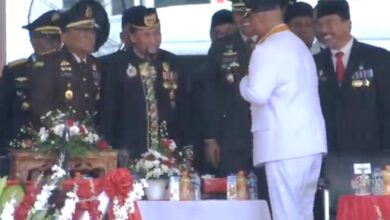 Sultan Kutai Kartanegara saat mengikuti Upacara Detik-Detik Proklamasi di Pemkab Kukar, 17 Agustus 2024. (Foto: tangkapan layar Yuotube Prokom Kukar)