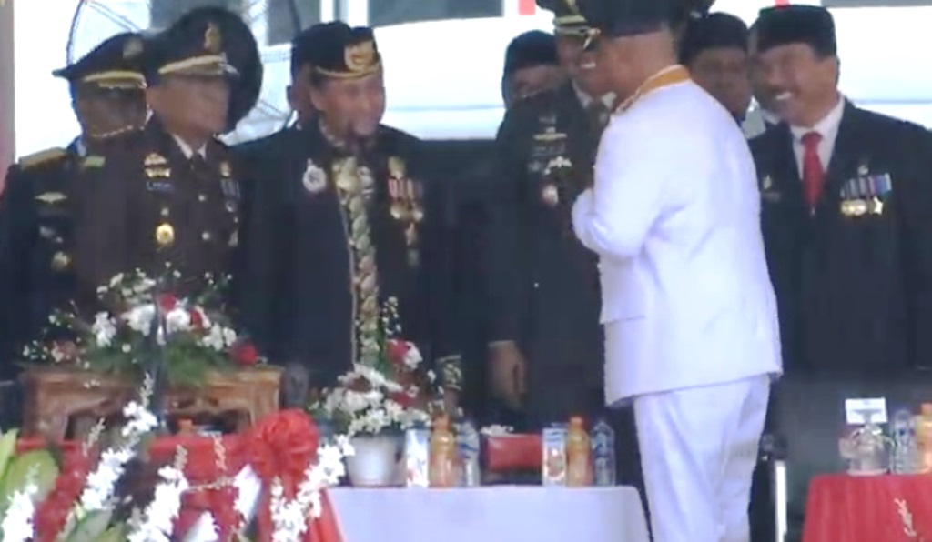 Sultan Kutai Kartanegara saat mengikuti Upacara Detik-Detik Proklamasi di Pemkab Kukar, 17 Agustus 2024. (Foto: tangkapan layar Yuotube Prokom Kukar)