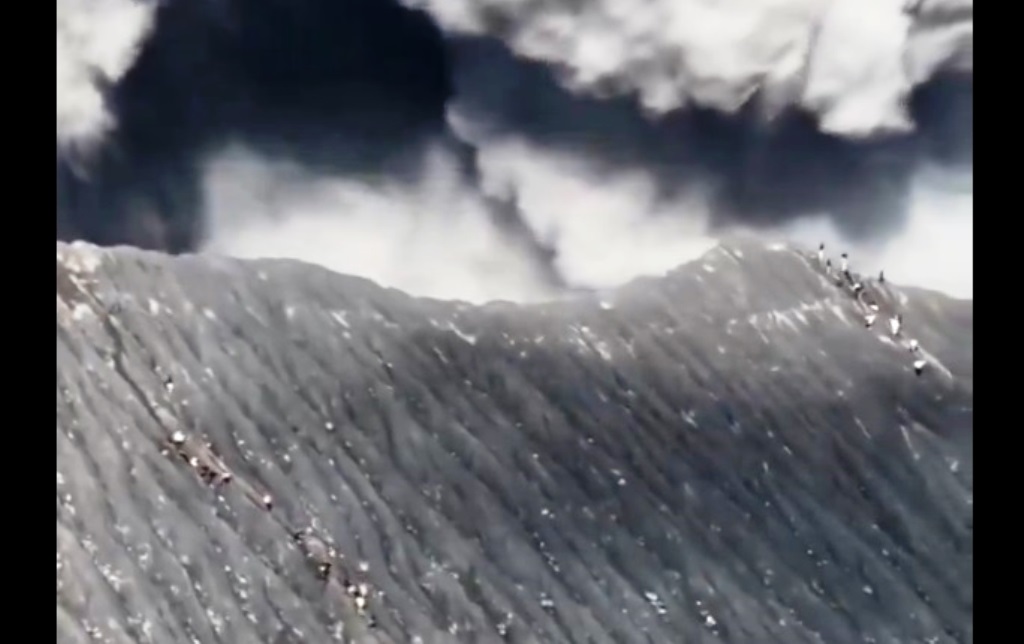 video pendaki gunung Dukono