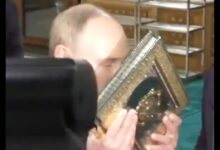 Vladimir Putin cium alquran