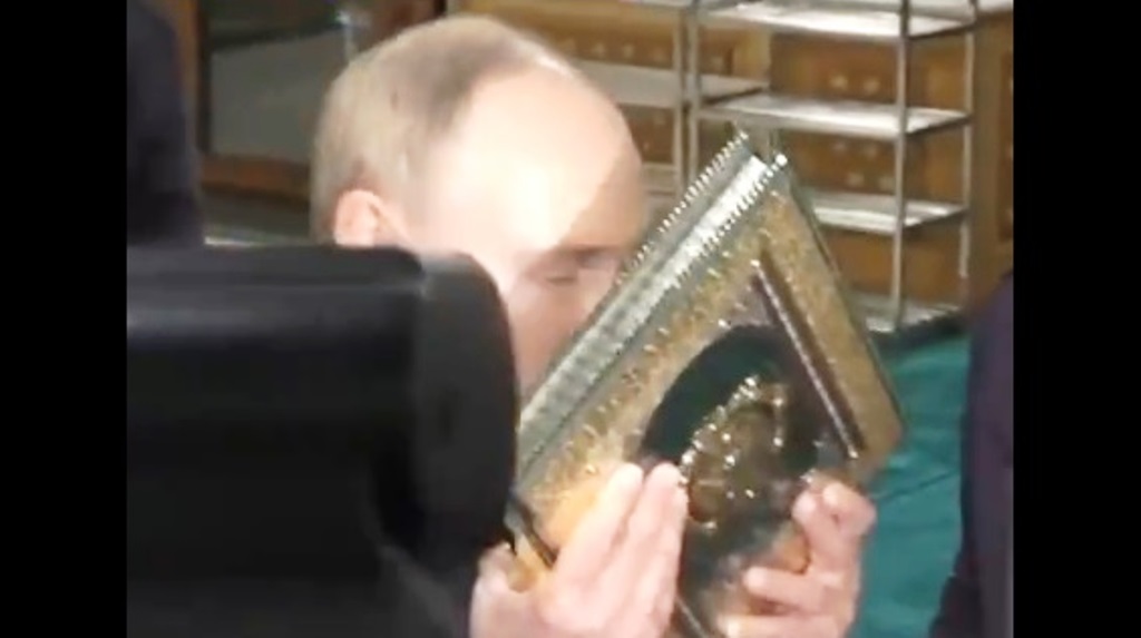 Vladimir Putin cium alquran