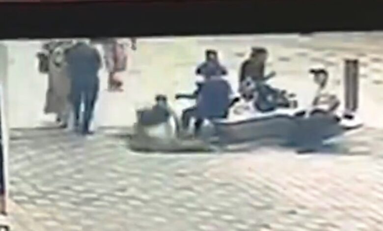 wanita jatuh ke lubang selokan