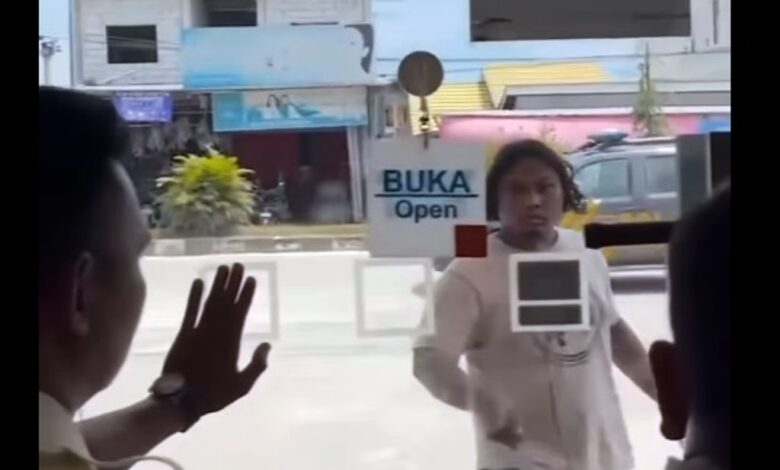 pria mengamuk di bank