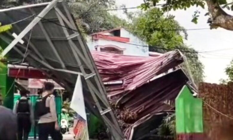 Kanopi runtuh SDN 004 Samarinda