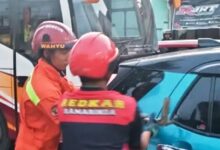 pria tak sadarkan diri dalam mobil