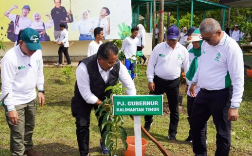 Gerakan menanam 1 Siswa 1 Pohon Kaltim