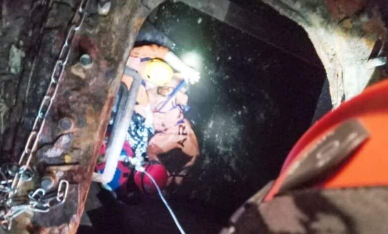 Pria Dievakuasi dari Dalam Palka