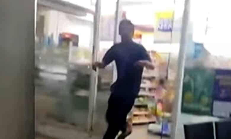 penembakan bos rental mobil