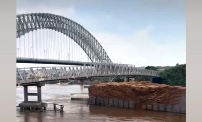 Tongkang Menabrak Jembatan Mahakam