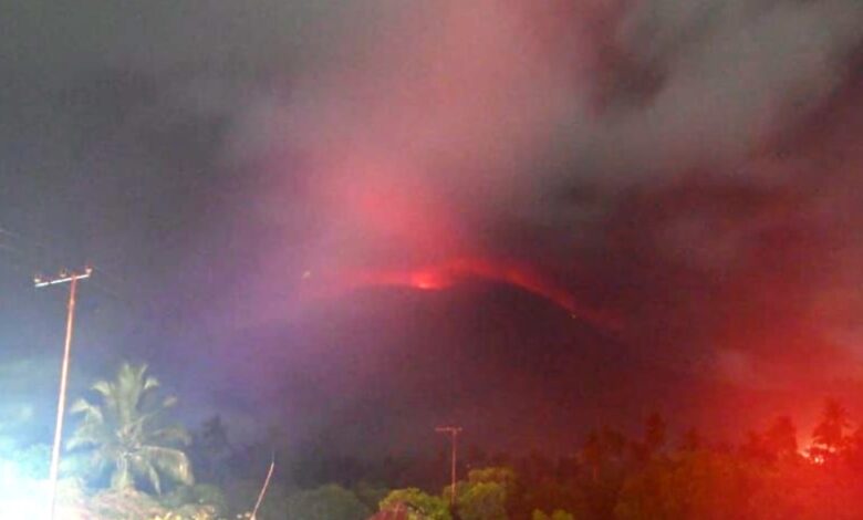 Gunung Lewotobi Erupsi