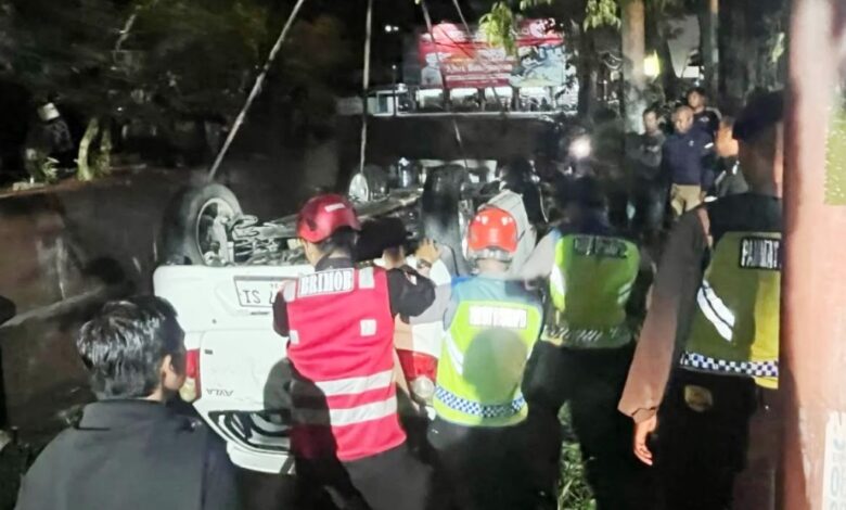 mobil masuk parit Balikpapan