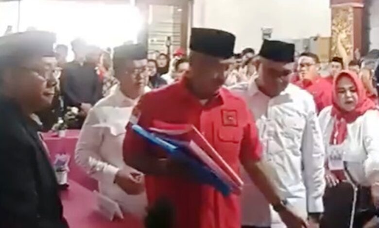 Aulia Rahman Basri Rendi Solihin saat mendaftar ke KPU Kukar untuk PSU Pilkada, 10 Maret 2025.