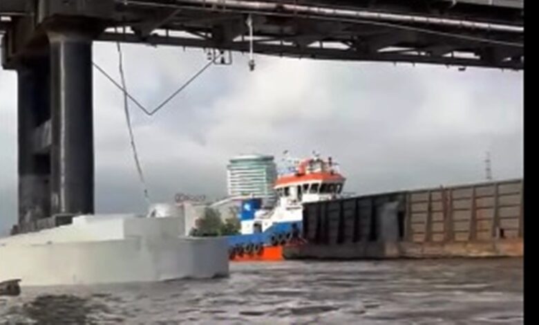 insiden jembatan mahakam ditabrak tongkang