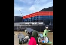 ponton batubara hantam rumah warga
