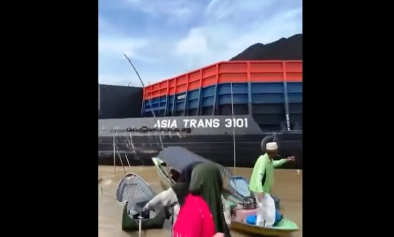 ponton batubara hantam rumah warga