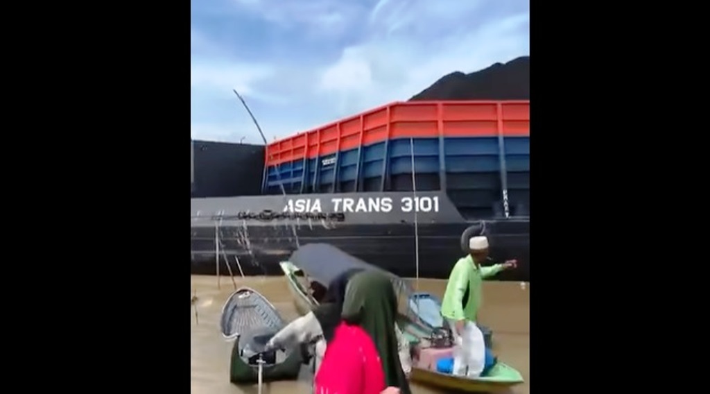 ponton batubara hantam rumah warga