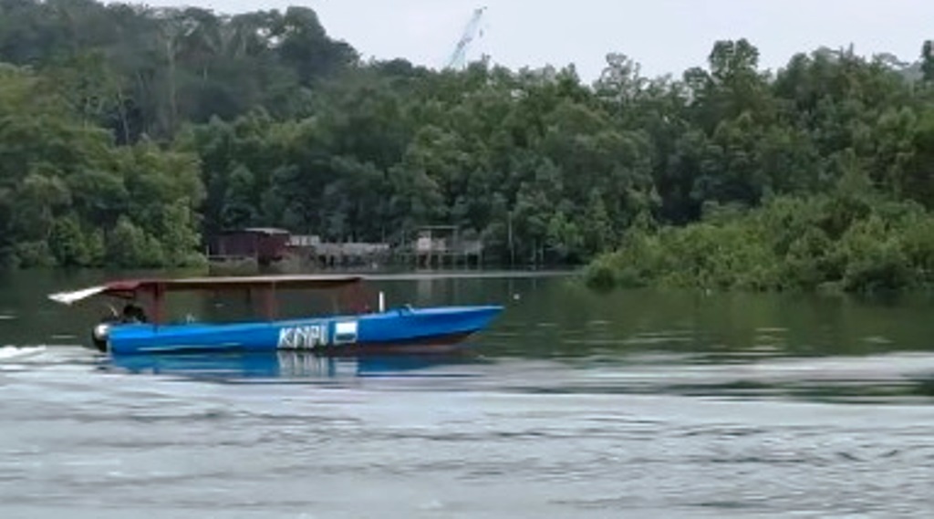 kapal listrik tenaga surya