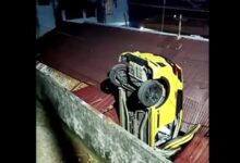 mobil menimpa atap rumah Balikpapan