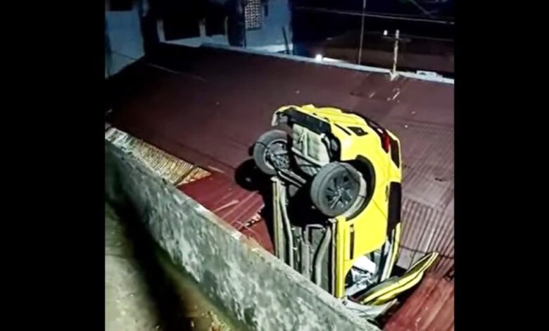 mobil menimpa atap rumah Balikpapan