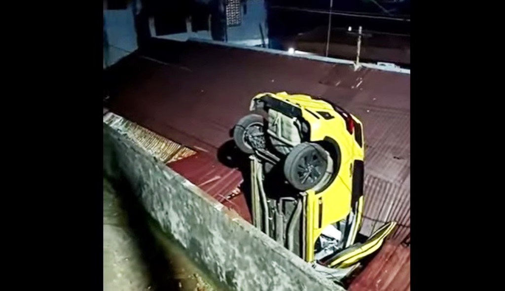 mobil menimpa atap rumah Balikpapan