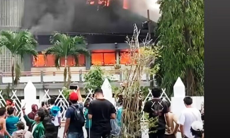 Gedung DPRD NTB terbakar