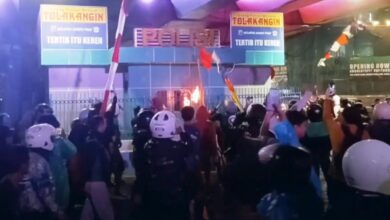 pos polisi dibakar
