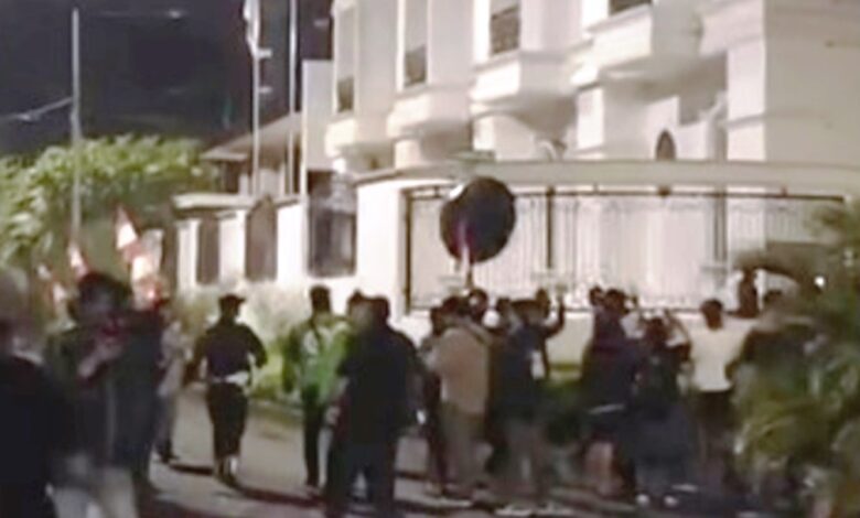 rumah eko patrio dijarah