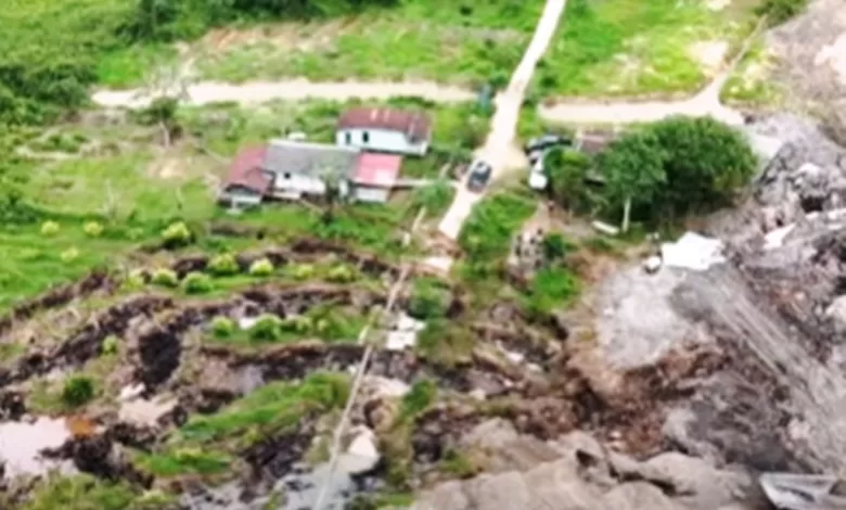 Longsor Jalan Desa Kukar