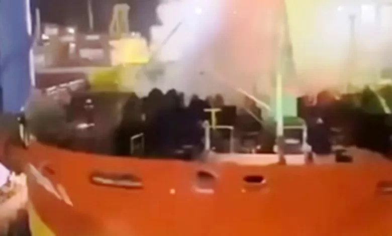 Kapal Tanker terbakar di Batam